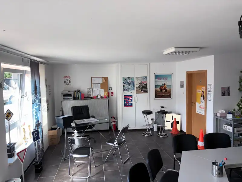 Empfangs- und Bürobereich der Fahrschule Goßler