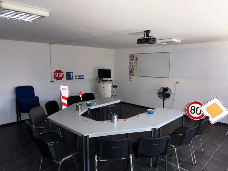 Theorieraum der Fahrschule Goßler in Roßtal